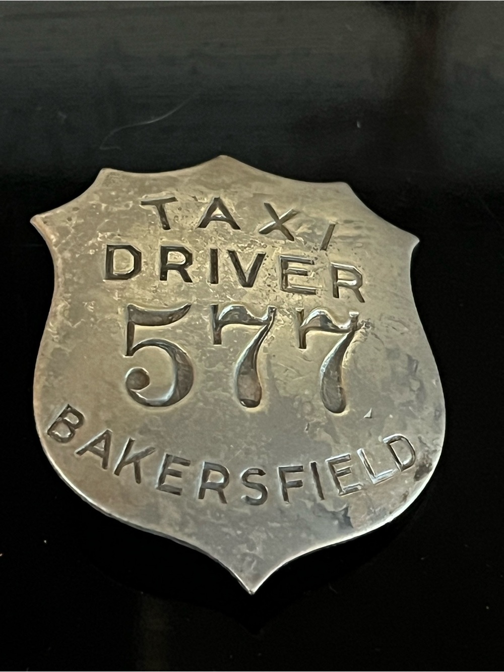 Vintage-Style Silver Taxi Driver Badge Wall Accent - Bakersfield 577